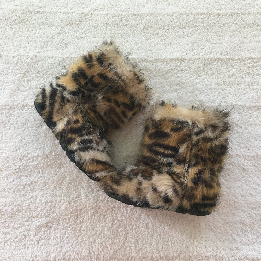 Akid furry leopard print boots